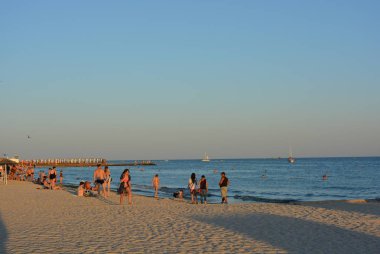 Altın güneş ışınlarının ve güzel kum ile Karadeniz kıyısında güzel gün batımı
