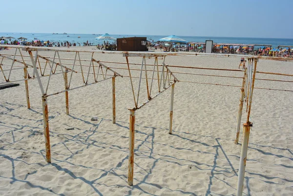 Strada Sabbiosa Lungo Costa Con Scheletri Metallo Argine Del Mar — Foto Stock