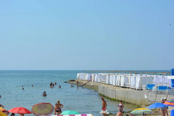 Bright Red Yellow Beach Umbrellas Black Sea Coast Tourists Vacationers — Stock Photo, Image