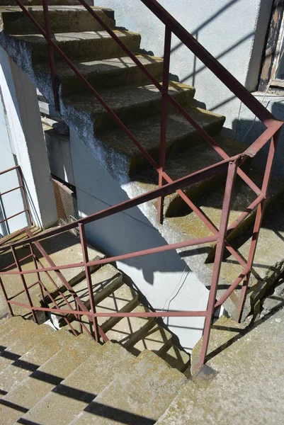 Acil Yangın Ile Güneş Işığı Altında Metal Korkuluk Merdiven Beton — Stok fotoğraf