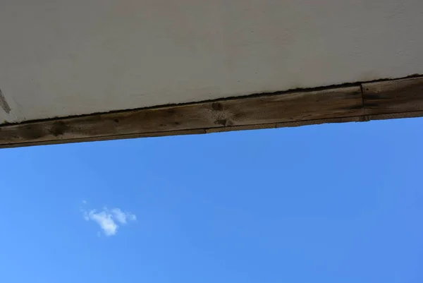 Ciel Bleu Foncé Avec Des Nuages Blancs Sommet Arbre Toit — Photo