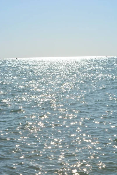 Прекрасна Межа Між Блакитним Небом Чорним Морем Дрібними Хвилями Прекрасними — стокове фото