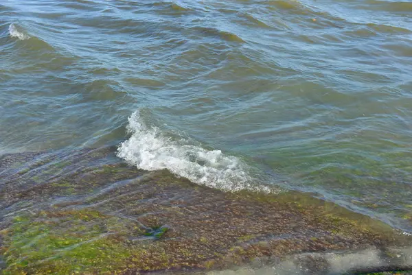 Ondas Com Espuma Branca Mar Negro Passam Por Uma Laje — Fotografia de Stock