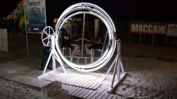 Atracciones Luminosas Ligeras Centrifugadora Con Visitantes Orilla Del Mar Negro — Vídeos de Stock