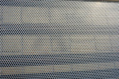 Metal kafes, arka plan, yuvarlak aynı delik, gölge ve ışık ile metal yapı ile