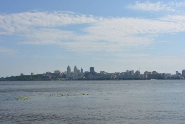 Ağaçlar, bir nehir nilüferler ile ve bir köprü Nehri ile sol Bankası şehir manzarası
