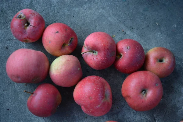Rote Sommeräpfel Auf Grauem Zementhintergrund — Stockfoto