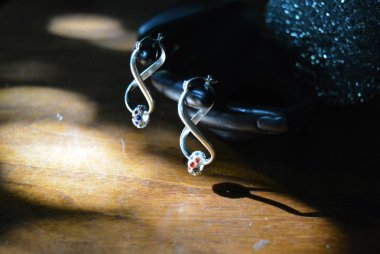 Güzel taşlar ve bir kolye gümüş küpe ile mat bir el Siyah heykelciği