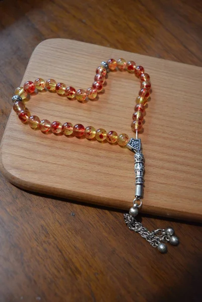 Stylische Rot Gelbe Perlen Moslem Der Perlen Auf Einem Holztisch — Stockfoto