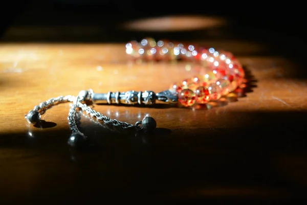 Perles Religieuses Musulmanes Perles Jaunes Rouges Sur Une Table Bois — Photo