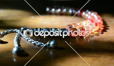 Sarı ve kırmızı boncuklar, güneş ışınlarının tarafından eski stil Müslüman dini boncuk