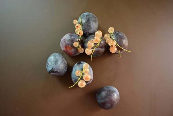 Prunes Fraîches Grappes Cassis Sur Fond Brun Mat — Photo