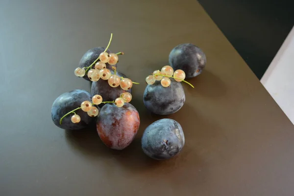 Prunes Fraîches Grappes Cassis Sur Fond Brun Mat — Photo