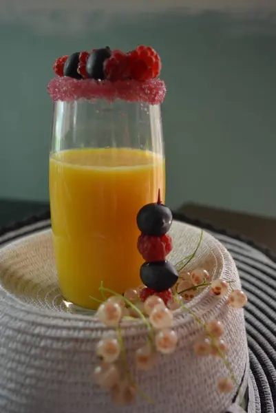 Copo Com Suco Laranja Borda Açúcar Vermelho Cereja Frutas Cima — Fotografia de Stock