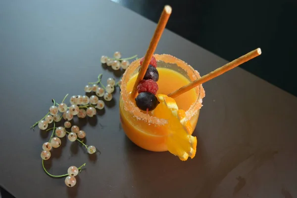 Ett Glas Med Apelsinjuice Frukt Vinbär Björnbär Orange Krusbär Strån — Stockfoto