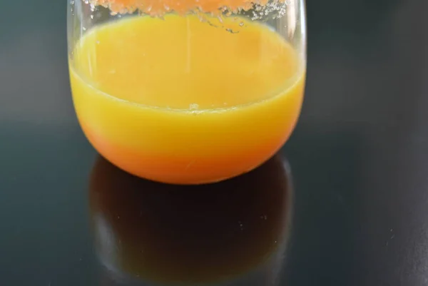Een Glas Sinaasappelsap Met Een Wortel Suiker Velg Een Zwarte — Stockfoto