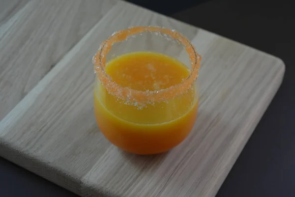 にんじん砂糖縁の明るい木製の背景にオレンジ ジュース — ストック写真