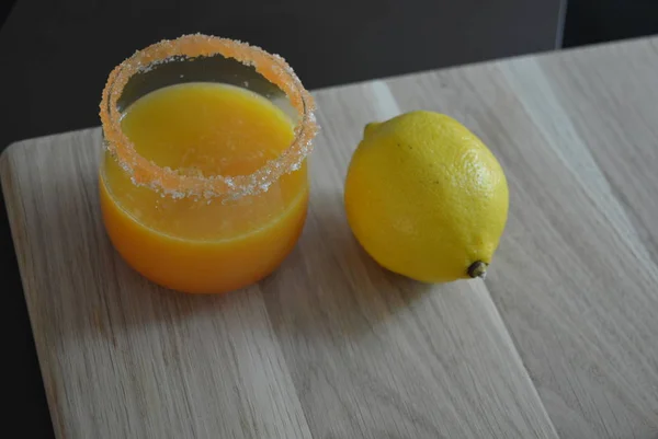 レモン 個とニンジン砂糖縁の明るい木製の背景にオレンジ ジュース — ストック写真
