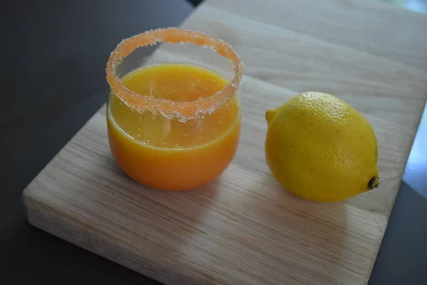 Limão Copo Suco Laranja Com Uma Borda Açúcar Cenoura Fundo — Fotografia de Stock