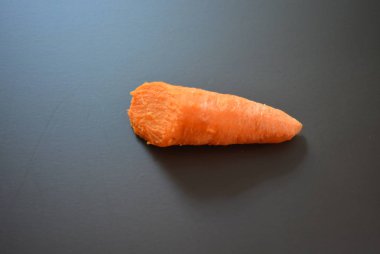 Kahverengi bir mat zemin üzerine taze soyulmuş havuç