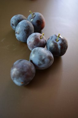 Taze erik kahverengi bir mat arka planda sökük.