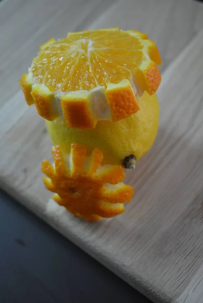 軽い木製の背景の つのレモンとオレンジ スライス — ストック写真