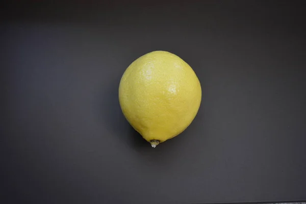 Fruits Frais Citron Jaune Sur Fond Mat Intéressant — Photo