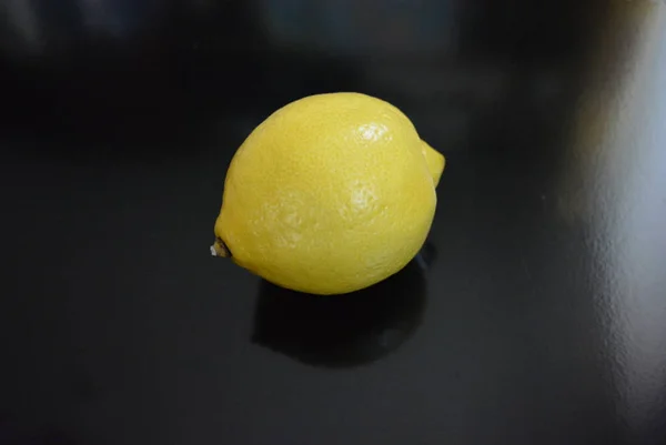 Fresh Fruit One Yellow Lemon Glossy Black Background — ストック写真