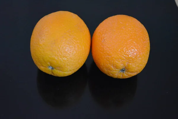 Frutas Frescas Duas Laranjas Laranja Sobre Fundo Preto Brilhante — Fotografia de Stock