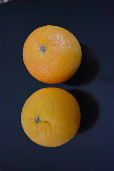 Frutas Frescas Dos Naranjas Naranjas Sobre Fondo Negro Brillante — Foto de Stock