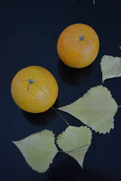 Fresh Fruit Two Orange Oranges Yellow Poplar Leaves Glossy Black — Stock Photo, Image