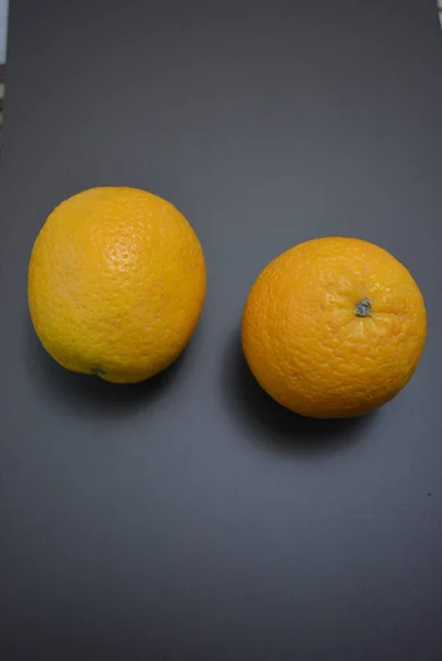 Frutas Frescas Duas Laranjas Laranja Fundo Fosco Interessante — Fotografia de Stock