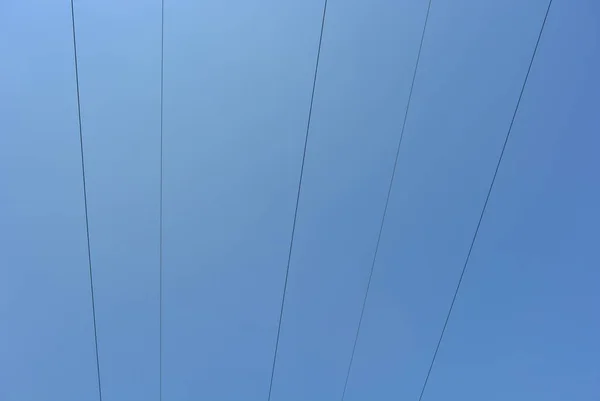 Cielo Azul Con Cables Eléctricos Negros Electricidad —  Fotos de Stock