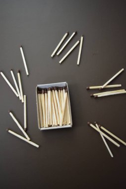 Kibrit kutusunun etrafına ve kutuya yeni kibritler yerleştirildi.