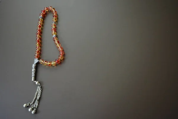 Moslem Perlen Aus Schönen Rot Gelben Perlen Auf Einem Braun — Stockfoto