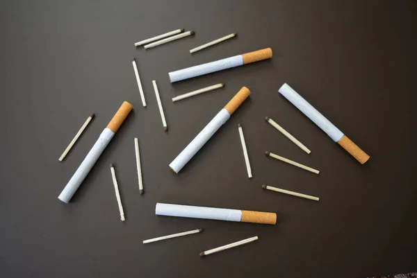 Nieuwe Sigaretten Met Lucifers Een Bruine Matte Achtergrond — Stockfoto