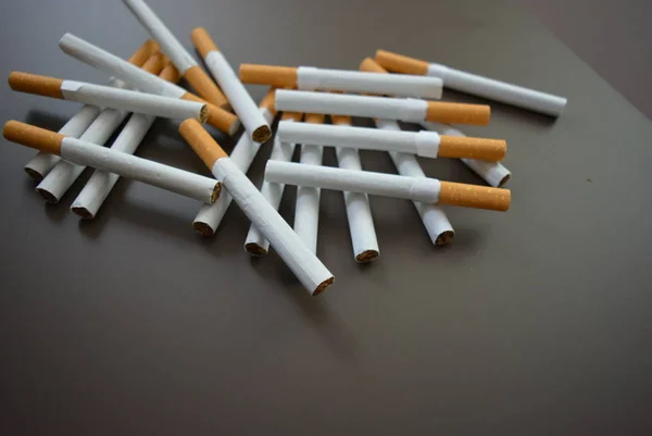 Nuevo Descompuesto Muchos Cigarrillos Sobre Fondo Marrón Mate —  Fotos de Stock