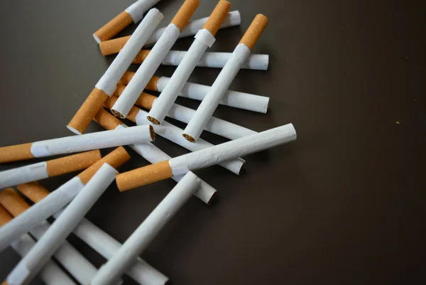Nuove Sigarette Decomposte Sfondo Marrone Opaco — Foto Stock