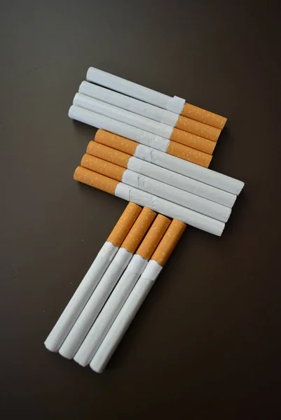 Novo Decomposto Muitos Cigarros Fundo Fosco Marrom — Fotografia de Stock