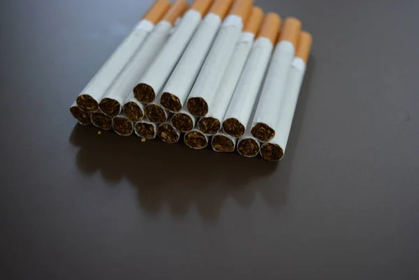 Novo Decomposto Muitos Cigarros Fundo Fosco Marrom — Fotografia de Stock