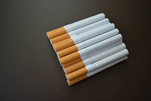 Novo Decomposto Muitos Cigarros Fundo Fosco Marrom — Fotografia de Stock