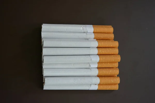 Novo Decomposto Muitos Cigarros Fundo Fosco Marrom — Fotografia de Stock