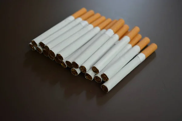 Novo Decomposto Muitos Cigarros Fundo Fosco Marrom — Fotografia de Stock