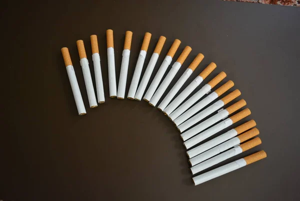 Neu Zersetzt Viele Zigaretten Auf Braun Mattem Hintergrund — Stockfoto