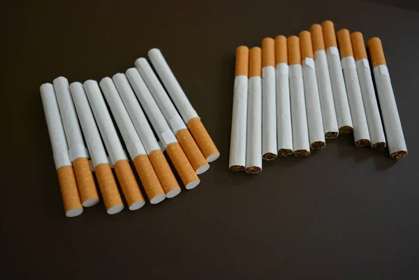 Novo Decomposto Muitos Cigarros Fundo Fosco Marrom — Fotografia de Stock