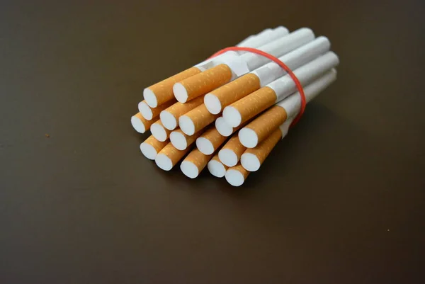 Sigarette Della Confezione Sono Fissate Con Elastico Rosso Fondo Marrone — Foto Stock