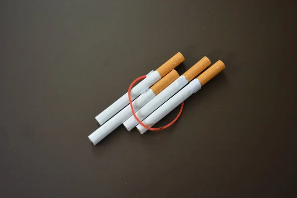 Les Cigarettes Paquet Sont Fixées Avec Élastique Rouge Sur Fond — Photo