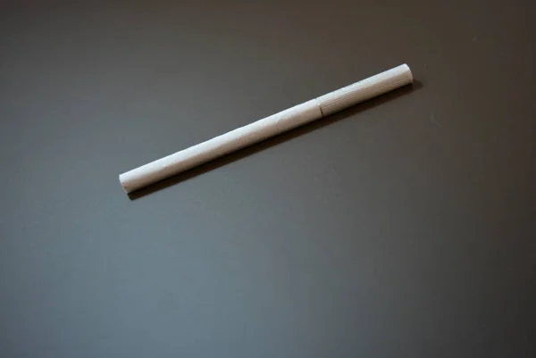 Witte Dunne Sigaret Met Filter Matbruine Ondergrond — Stockfoto
