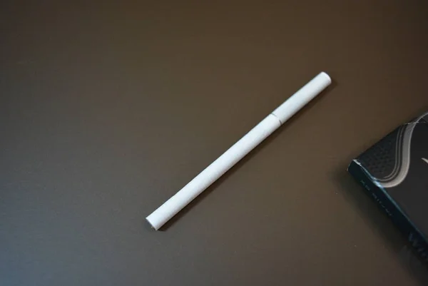 Cigarro Fino Branco Com Filtro Fundo Marrom Fosco — Fotografia de Stock