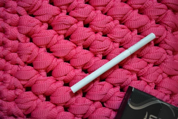 Bílá Tenká Cigareta Filtrem Obaly Růžovém Pozadí — Stock fotografie